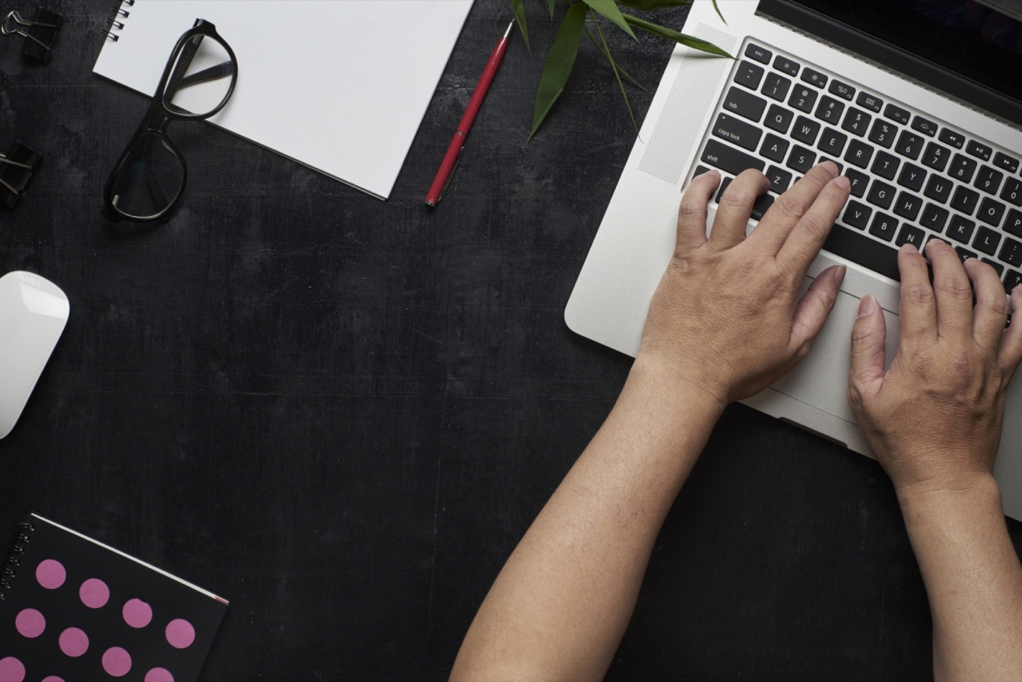 Робоче місце підприємця з ноутбуком, фінансовими документами та калькулятором