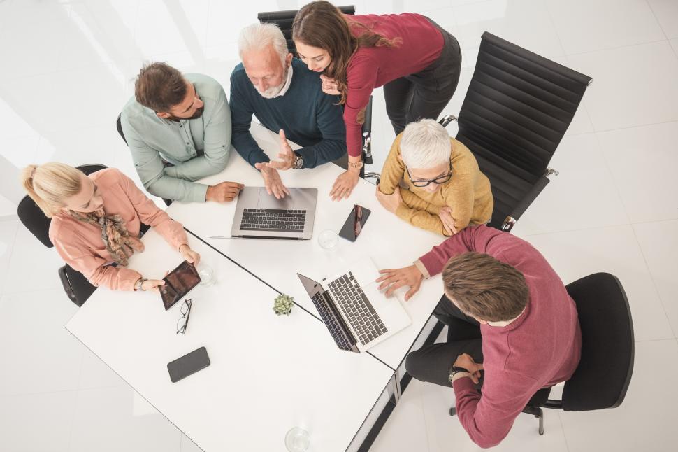 Аутсорс бухгалтерії для ТОВ — обговорення фінансів компанії з командою спеціалістів в офісі